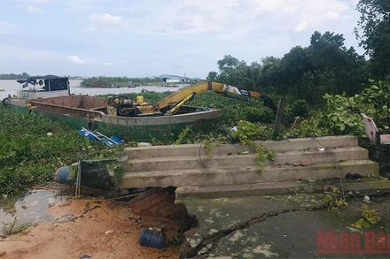 Cơ quan chức năng khắc phục sự cố sạt lở.