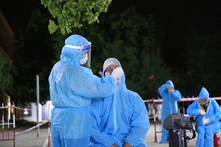 Lấy mẫu xét nghiệm người về từ TP Hồ Chí Minh.