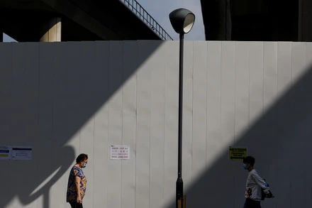 Singapore quyết định tái thắt chặt các biện pháp phòng dịch trong vòng 1 tháng, trong bối cảnh số ca lây nhiễm Covid-19 tăng cao trở lại. (Ảnh: Reuters)