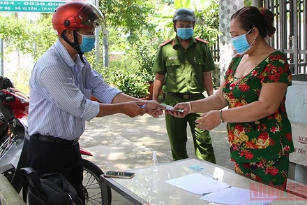 Trao tiền hỗ trợ cho lao động tự do ở xã Vị Tân, TP. Vị Thanh.