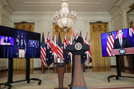 Tổng thống Biden họp trực tuyến cùng Thủ tướng Anh Johnson và Thủ tướng Australia Morrison. (Ảnh: Reuters)