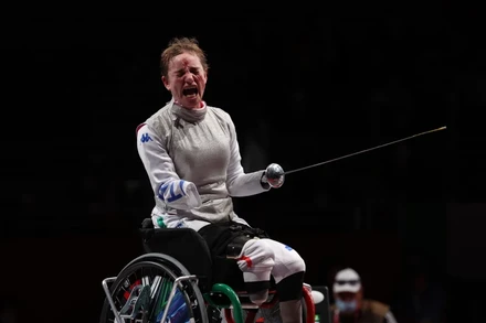 VĐV đấu kiếm trên xe lăn người Ý Bebe Vio.