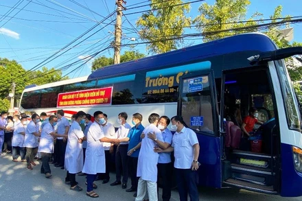 Lãnh đạo UBND tỉnh, Sở Y tế và nhân dân Điện Biên tiễn các y, bác sĩ lên đường hỗ trợ Bình Dương chống dịch.