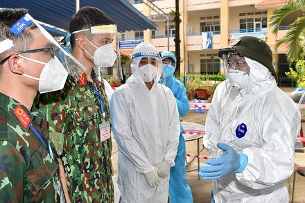 Thủ tướng Phạm Minh Chính (ngoài cùng bên phải) kiểm tra một trạm y tế lưu động tại TP Hồ Chí Minh, ngày 26/8 vừa qua.