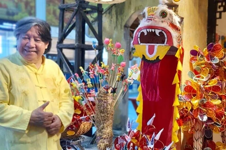 Giáo sư Sử học Lê Văn Lan giới thiệu về nét đẹp Trung thu trong trưng bày Trung thu sum vầy.