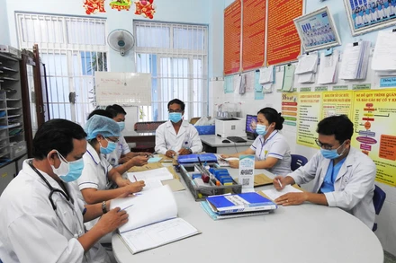 Ê-kíp trực họp, đánh giá diễn biến bệnh được kiểm tra, ghi chép cẩn thận trong hồ sơ bệnh án.