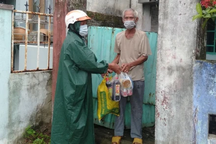 Hỗ trợ hộ khó khăn tại xã Hòa Liên.