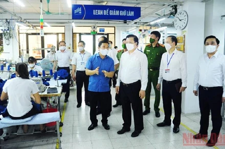 Đồng chí Đinh Tiến Dũng kiểm tra tình hình sản xuất tại Tổng công ty may 10. (Ảnh: ĐẶNG MẠNH HÙNG)