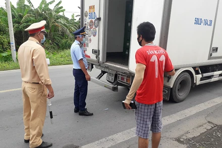 Tại thời điểm kiểm tra, trên xe có 1.960 chai phân bón lá NPK (Ảnh: Bộ Công thương)