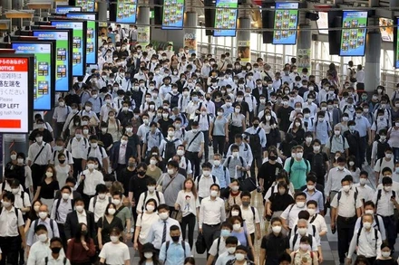Hành khách tại nhà ga Shinagawa, Tokyo trong đầu giờ ngày làm việc mới, ngày 2/8/2021. (Ảnh: Reuters)