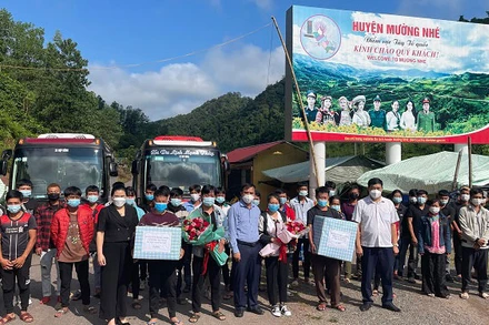 Người lao động chuẩn bị đi làm việc.