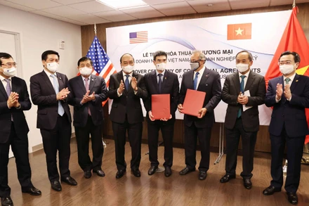 Chủ tịch nước chứng kiến Lễ trao thỏa thuận hợp tác giữa liên danh Công ty Kinh Bắc và Công ty Công nghệ viễn thông Sài Gòn, trực thuộc Tập đoàn đầu tư Saigon và Tập đoàn Quantum, Hoa Kỳ. (Ảnh: VOV)