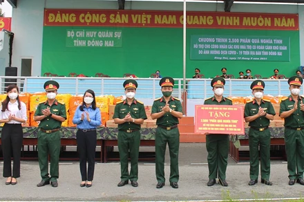 Bộ Chỉ huy quân sự tỉnh Đồng Nai trao bảng tượng trưng 2.500 phần quà tặng công nhân ở trọ cho các đơn vị.