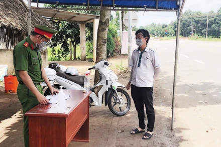 Mở cửa trở lại các chợ truyền thống, dân sinh nhưng các huyện “vùng xanh” của tỉnh Bà Rịa - Vũng Tàu vẫn kiểm soát chặt người và phương tiện lưu thông trên địa bàn.