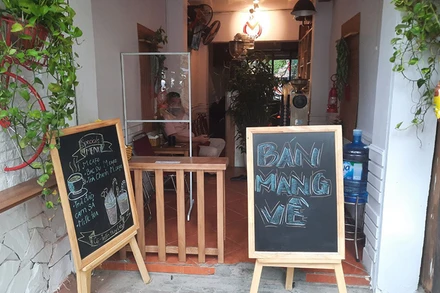 Từ trưa 16/9, Hà Nội cho phép mở lại các cửa hàng ăn, uống, nhưng chỉ bán mang về tại các địa bàn không có ca nhiễm Covid-19 trong cộng đồng từ ngày 3/9/2021 đến nay.