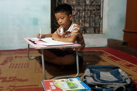Em Nguyễn Đức Trung, lớp 6B Trường tiểu học và THCS An Vũ (huyện Quỳnh Phụ, tỉnh Thái Bình) không có thiết bị học trực tuyến.