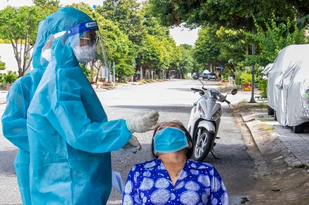 Lấy mẫu xét nghiệm tại phường An Hòa, thành phố Rạch Giá. 