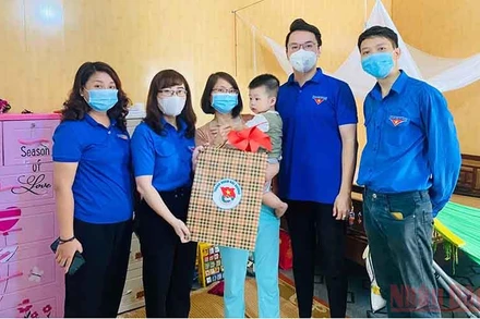 Thành Đoàn Hải Dương thăm, tặng quà con thanh niên công nhân có hoàn cảnh khó khăn tại phường Thanh Bình , TP Hải Dương.