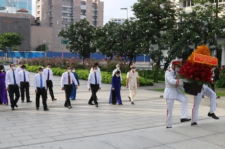 Đoàn đại biểu TP Hồ Chí Minh dâng hoa tại Công viên tượng đài Chủ tịch Hồ Chí Minh.
