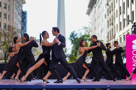 Các cặp vũ công tại vòng chung kết thể thức Tango Escenario. (Ảnh: buenosaires.gob.ar)