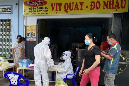 Khẩn trương lấy mẫu xét nghiệm Covid-19 tại phường An Thới.