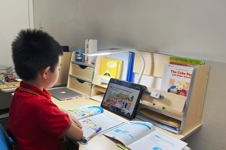 Học sinh Trường tiểu học Tràng An (quận Hoàn Kiếm, Hà Nội) học trực tuyến.