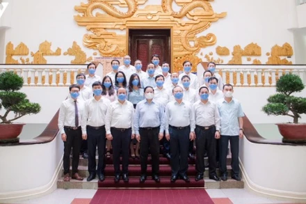 Thủ tướng Phạm Minh Chính chụp ảnh cùng lãnh đạo Đài Tiếng nói Việt Nam. (Ảnh: VOV)