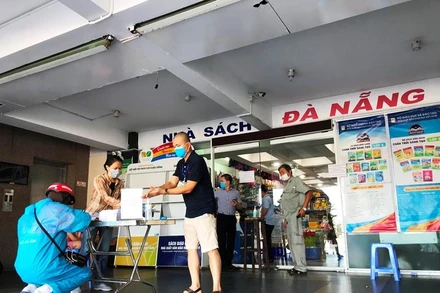 Đà Nẵng cho phép nhà sách hoạt động trở lại nhằm bảo đảm cung ứng sách giáo khoa cho học sinh.