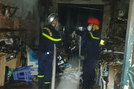 Lực lượng phòng cháy chữa cháy tiếp cận đám cháy cứu 5 người mắc kẹt. (Ảnh: anninhthudo)