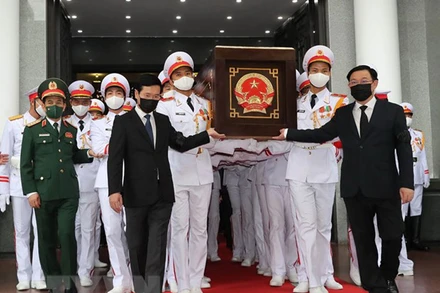 Chủ tịch Quốc hội Vương Đình Huệ và Thường trực Ban Bí thư Võ Văn Thưởng thực hiện nghi thức di quan Đại tướng Phùng Quang Thanh. (Ảnh: TTXVN)