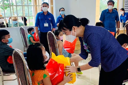 Phó Chủ tịch UBND tỉnh Đồng Nai Nguyễn Thị Hoàng trao quà trung thu cho thiếu nhi tại Nông trường cao-su Cẩm Đường.