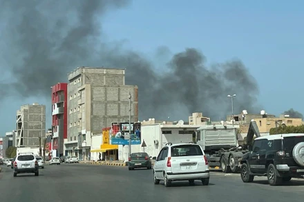 Khói bốc lên trong vụ tấn công vào 1 cơ quan hành chính ở Tripoli, Libya, ngày 31/8/2021. (Ảnh: Reuters)