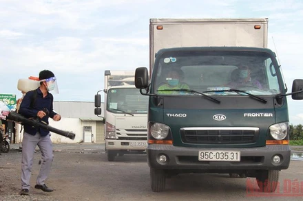 Hậu Giang thực hiện chặt việc kiểm soát và vệ sinh phương tiện ra vào địa bàn. (Ảnh: PHÙNG DŨNG).