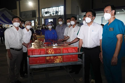 Tổ chức chương trình tặng quà Tết Trung thu cho các cháu thiếu nhi tại Khu điều trị bệnh nhân Covid-19 Thới Hòa.