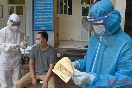 Nhân viên y tế Hà Nội làm nhiệm vụ lấy mẫu xét nghiệm. (Ảnh: DUY LINH)