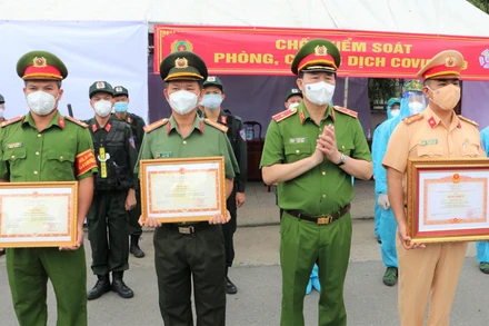 Thứ trưởng Bộ Công an Lê Quốc Hùng cùng 3 cán bộ, chiến sĩ được trao tặng Bằng khen.