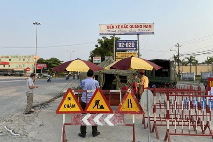 Thị xã Điện Bàn tăng cường kiểm soát người và phương tiện ra, vào địa phương.