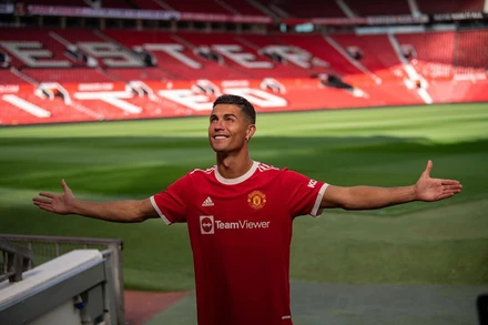 Cristiano Ronaldo đứng tại Old Trafford, nơi anh đã ra mắt lần đầu cách đây 18 năm. (Ảnh: Facebook Ronaldo)