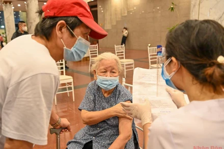 Tiêm vaccine cho người dân quận Hoàn Kiếm tại Cung văn hoá hữu nghị Việt Xô. Ảnh: Duy Linh.