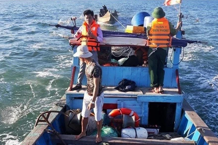 Lực lượng chức năng tìm kiếm ngư dân mất tích. 