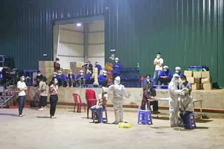 Lấy mẫu xét nghiệm sàng lọc cộng đồng tại các địa điểm nguy cơ liên quan ca Covid-19 mới tại thị trấn Liên Nghĩa, Đức Trọng.