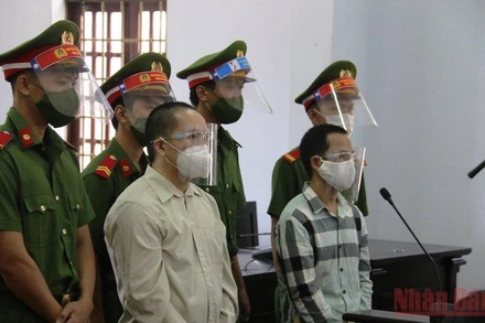 Hai bị cáo Vàng A Cở và Sùng A Di tại phiên tòa.