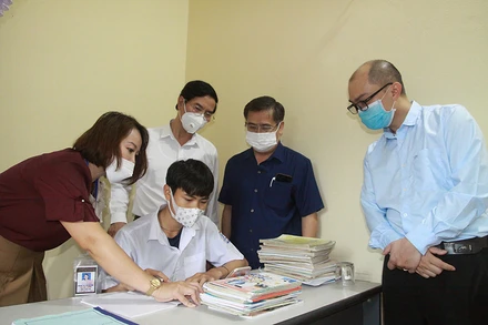 Thực diễn phương án học sinh tiếp cận bài giảng qua điện thoại tại nhà.