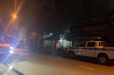 Các cơ quan chức năng tại hiện trường nơi xảy ra vụ án mạng. 