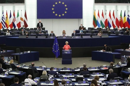 Chủ tịch Ủy ban châu Âu Ursula von der Leyen phát biểu tại Nghị viện châu Âu, Strasbourg, Pháp, ngày 15/9/2021. (Ảnh: Reuters)