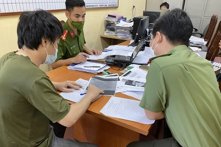 Công an làm việc với đối tượng vi phạm.