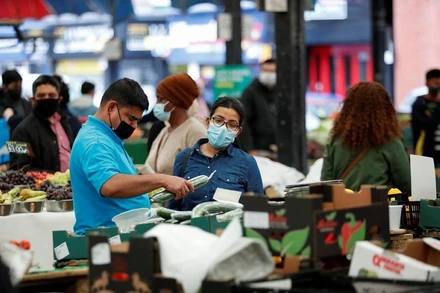 Người dân Anh mua sắm tại chợ Leicester, TP Leicester, Anh, ngày 27/5/2021. (Ảnh: Reuters)