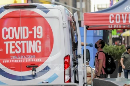 Một điểm xét nghiệm Covid-19 lưu động tại New York, Mỹ. (Ảnh: THX/TTXVN)
