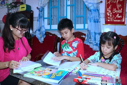 Phụ huynh phường 4 (TP Cà Mau) ôn tập kiến thức để con mình tự tin vào mùa tựu trường mới sắp diễn ra.