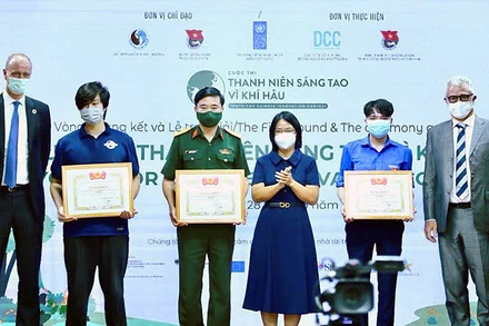 Ban Tổ chức Cuộc thi “Thanh niên sáng tạo vì khí hậu” trao phần thưởng tặng các thí sinh, đại diện thí sinh giành giải cao ở vòng chung kết.